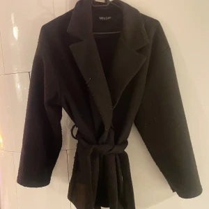 svart missay kappa - svart kappa med band runt midjan, köpt på vinted! fint skick men väldigt nopprig ( syns på sista bilden)