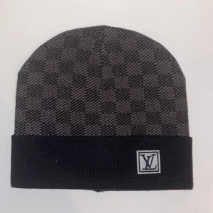Lv mössa - Säljer denna riktigt feta lv mössan som är sprillans ny aldrig ens testad samt tags medkommer! Perfekt nu till vintern när kylan kommer, kontakta mig via funderingar!