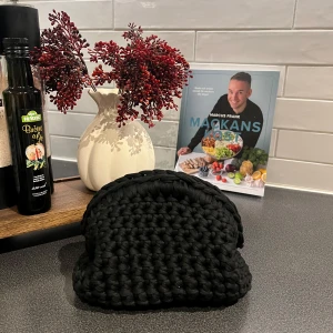 Svart handgjord stickad handväska - Virkad Clutch bag som är handgjord 