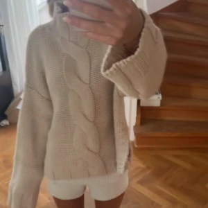 Kabelstickad tröja! - Skitsnygg stickad tröja som är perfekt till höst och vinter!❄️💓 endast använd en gång! Skriv för mått osv, pris kan diskuteras 