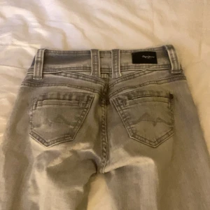 Pepe jeans - Säljer ett par jätte fina ljus gråa pepe jeans. De är använda runt 3 gånger! Säljer dessa då de är 2 storlekar för små, det är straight fit men sitter thight på mig eftersom de är så små!❤️Pris kan diskuteras