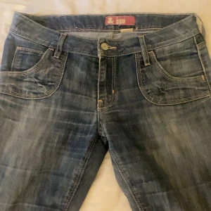 Vintage jeans - Säljer dessa super snygga vintage jeans! De är tyvärr för stora för mig men super snygga annars! Det står ingen storlek i byxorna men är lite förstora för mig som har 34 så skulle gissa på 36 då det inte är överdrivet förstora❤️
