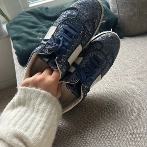 VALENTINO glitterskor marinblå - Marinblå glittriga skor från valentino. Väl använda / slitna , men fungerar fortfarande (därav priset). Går säker att tvätta och byta snören så ser de lite fräschare ut. Strl 40, säljer pg används knappt. Kan tänka mig att gå ned i pris vid snabbt köp 💕💕💕