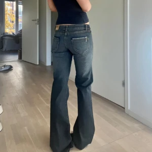 Low waist jeans - Så snygga jeans 💛 Midjemåttet är 34 cm och innerbenslängden är 82 cm!! Pris går att diskutera vid snabb affär (har tagit av prislappen som syns på bilden)