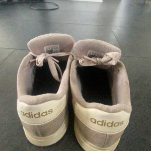 Adidas Campus sneakers i ljusrosa mocka - Säljer ett par Adidas Campus sneakers i ljusrosa mocka med klassiska vita ränder på sidorna och vit sula. Skorna har snörning och rund tå, samt Adidas-logga baktill. Skorna bär Storleken 39! Det gick inte att välja den storleken, så fick skriva det!