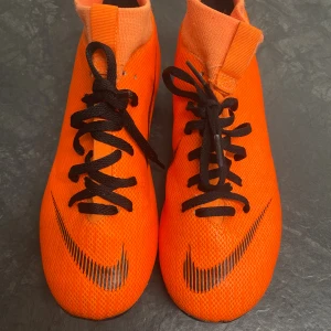 3. Nike Mercurial Superfly Fotbollskor - Size 36,5 EU  - Säljer ett par Nike Mercurial i mycket bra skick. Skorna är endast använda ett fåtal gånger och har inget slitage som påverkar helhetsintrycket. Dock saknas sulan i en av skorna (se bild 5).  OBS! Originalkartong medföljer inte. 💸 Billigare pris vid köp av flera par skor! 