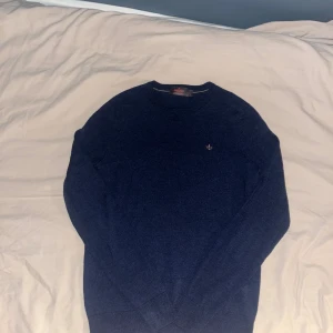 Mörkblå Morris Tröja - En Stickad mörkblå Morris tröja perfekt för hösten och vintern. Storlek är S men den har krympt i tvätten så den passar tyvär inte mig längre, passformen är nu mera XS. Pris går att förhandla💰. Ingen ångerrätt.