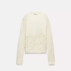 Stickad med spets - Så fin stickad krämvit tröja med spets detaljer från zara, köpt i vintras men aldrig använt! 