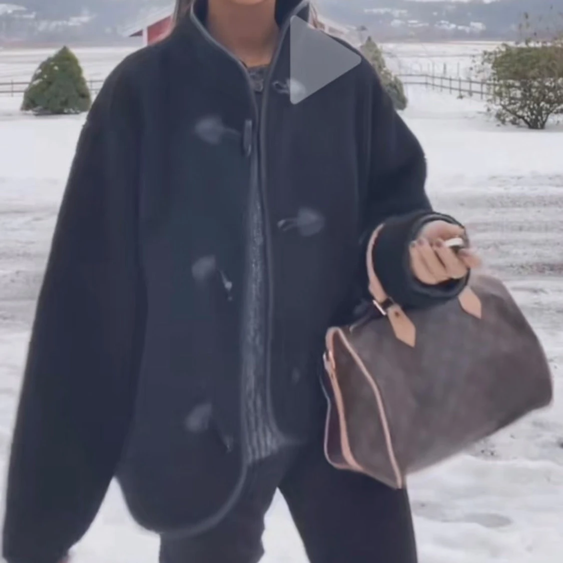 Svart teddyjacka med knappar