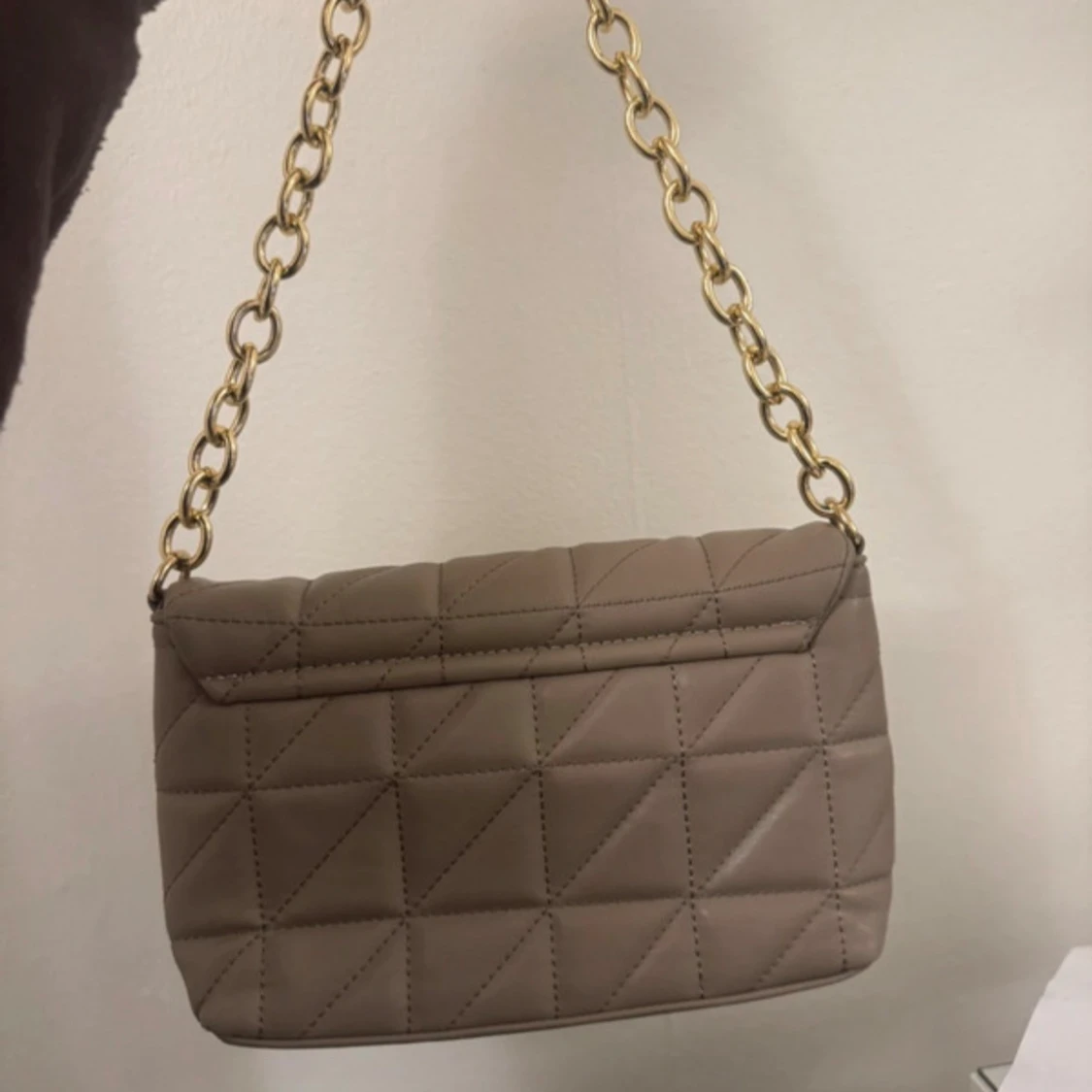 Beige quiltad axelväska med kedja - 2