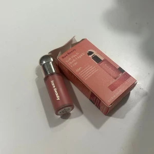 Rare Beauty  - Säljer en blush från rare beauty. Endast testad 2 gånger  & är i färgen hope, 3,2 ml