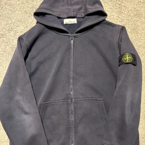 Stone Island zip up hoodie - En grym stone island zip hoodie! Skick 10/10, 100% äkta, storlek M.