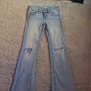 Bootcut jeans med spets från Gina Tricot - Ljusblå bootcut jeans från Gina tricot jag har sytt på en spets kan men kan ta bort om man vill bra skick storlek 158kostar 400 från början
