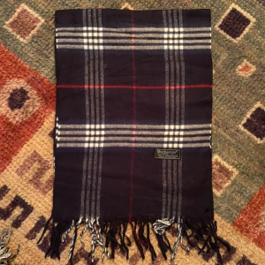 Vintage Burberry Halsduk  - -Riktigt bra skick, knappt använd. Nypris på dessa ligger på runt 5000kr, vilket gör detta till ett sjukt bra pris! Halsduken är gjord i Lamull, och är perfekt inför hösten och den kommande vintern. Anledningen till att det står ”Burberry’s” och inte ”Burberry” på lappen är eftersom halsduken är från några år tillbaka, innan de bytte namn! Om du har någon fråga är det bara att skriva till mig. /elgnce (3)