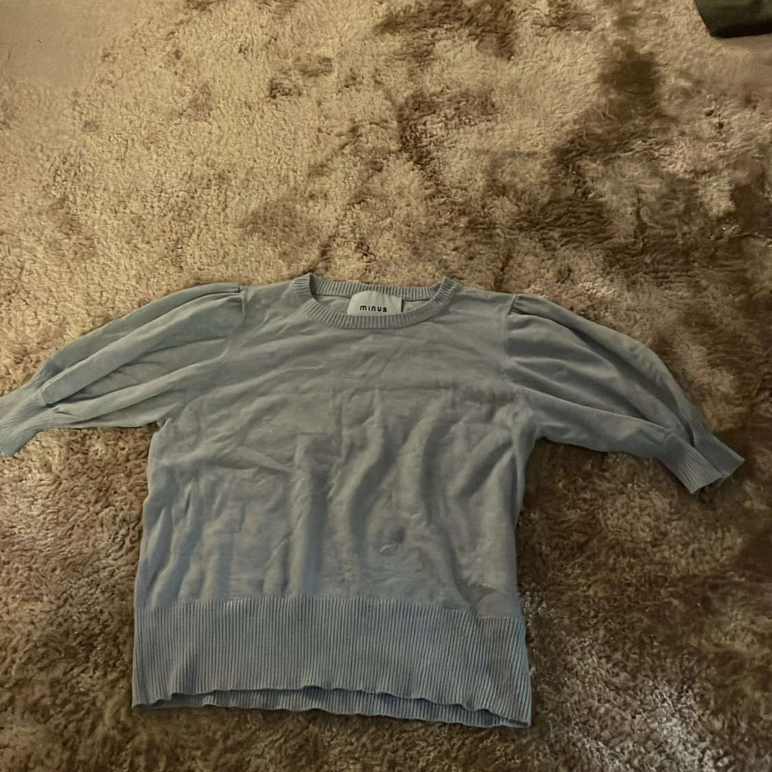 Ljusblå tröja med puffärm från Minus