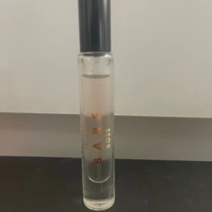 Victoria's Secret Bare Rose parfym - Trendig parfym från Victoria's Secret i smidig flaska som inte tar någon plats i väskan. Den luktar väldigt starkt och håller superlänge, men personligen trivs jag inte i ros dofter.