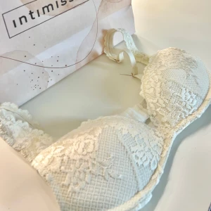 BH ifrån intimissimi - Vit bh som är knappt använd ifrån intimissimi! Därav super fin skick!