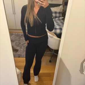 Mörkblå stickat set - Slutsålt Nelly set! Säljer ett set mörkblå stickade mjukisbyxor med bred ribbad midja o matchade kofta! 