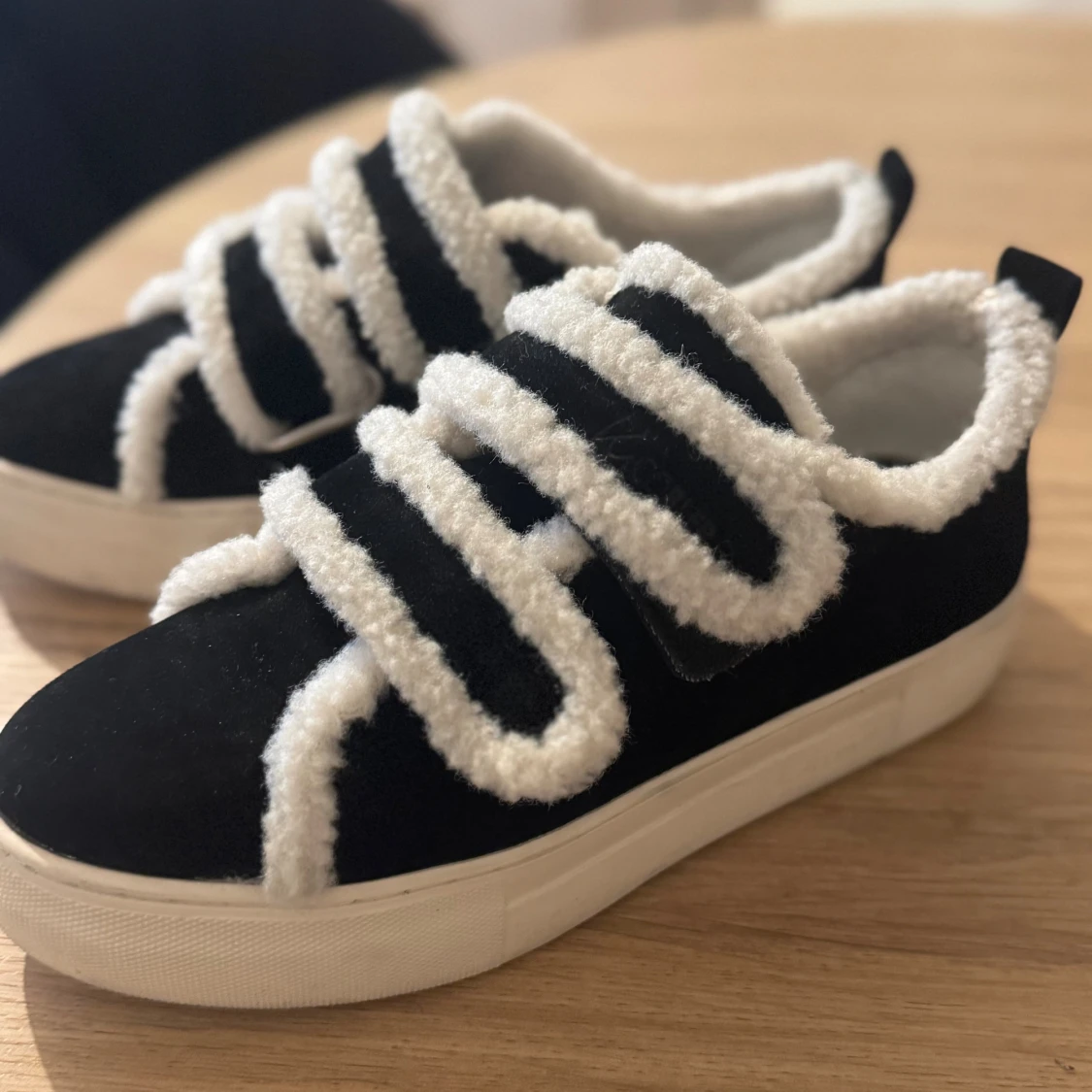 Svarta sneakers med fluffiga snören