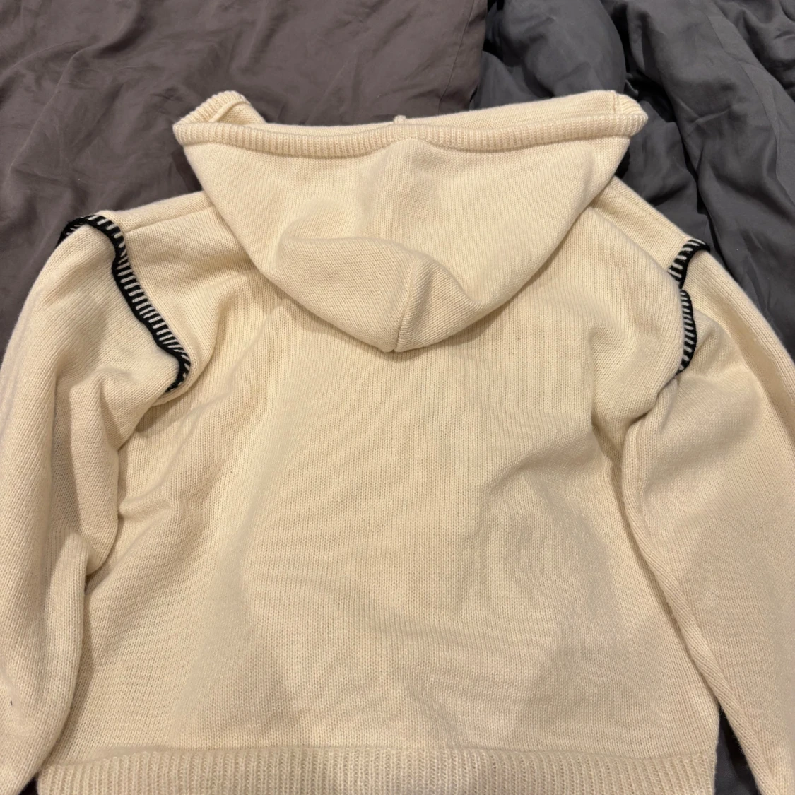 Vit hoodie med svart detalj från SHEIN - 2