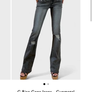 Grå bootcut jeans med slitningar - Snygga super low waist gråa g rise jeans med hål. Långa ben för alla långa tjejer! Storlek xs men har stretch så brukar passa s också. Nypris 1300. Säljer för dyrare eftersom de är väldigt sällsynta byxor som inte säljs längre. 