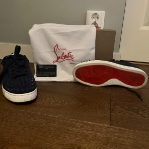 Blå Christian Louboutin Skor Nitar  - Jag säljer mina feta Loubs med nitar. Nitarna är blåa matchande med färgen på skorna 💙 Den har ju såklart den ikoniska röda sulan till också. Använd bara 3 gånger.  Skriv om funderingar ❤️‍🩹 kan passa 41