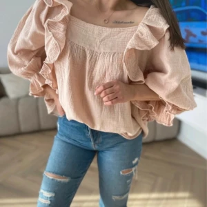 Newbie Beige blus med volanger och puffärm - Newbie Beige blus med volanger och puffärm