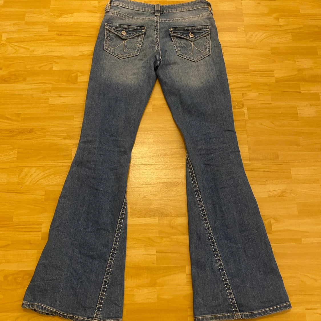 Blå bootcut jeans med slitningar - 1