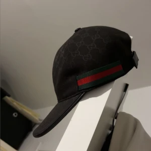 Svart Gucci keps - Säljer en svart gucci keps i storlek M den är använd ett få tal gånger