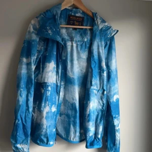 Woolrich windbreaker - Hej, säljer min extremt fina och eftertraktade vindjacka från märket woolrich i fint sick. Jackan är M nypris:3000 mitt pris: 1200
