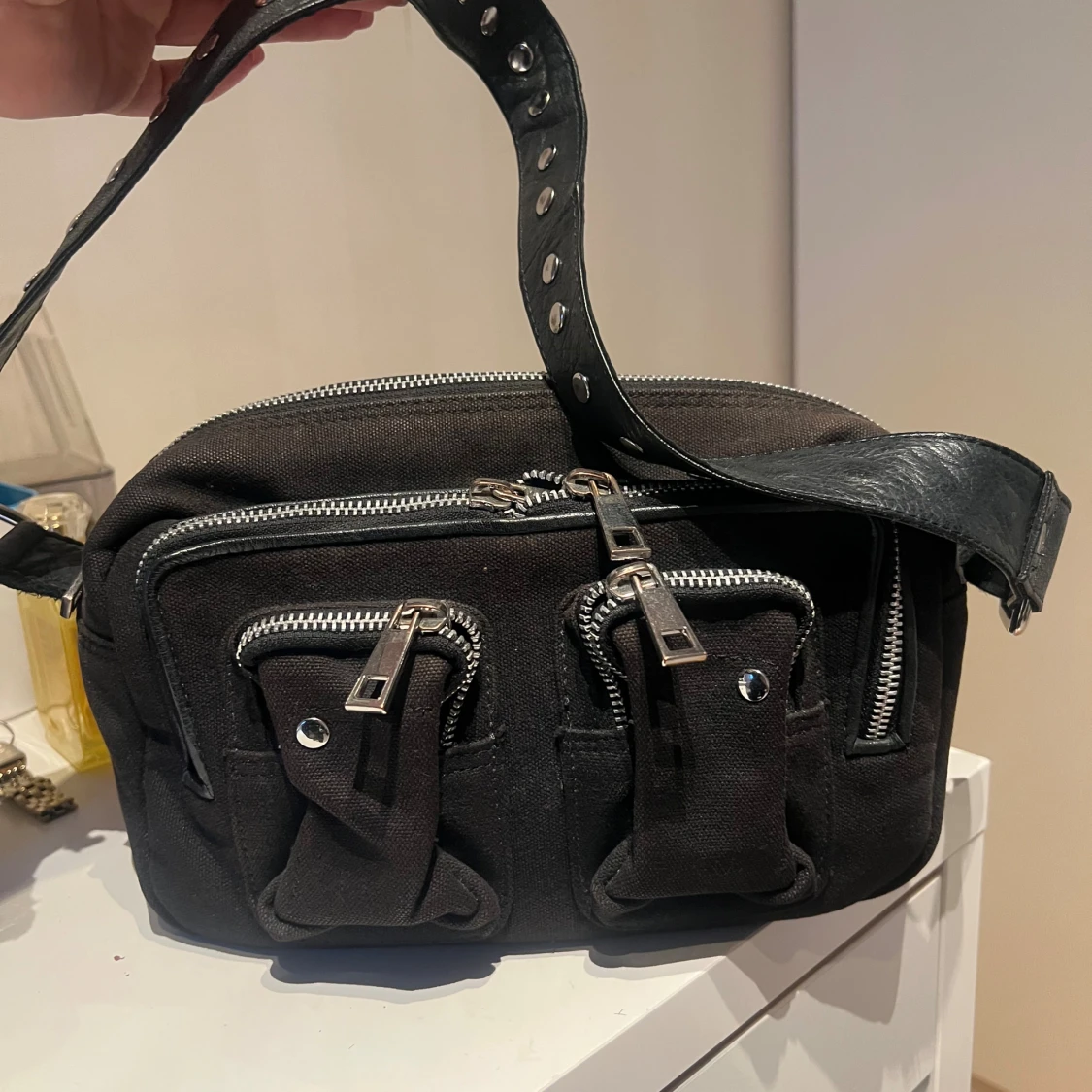 Svart axelväska - Nunoo