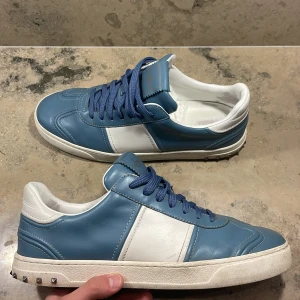 Valentino Flycrew - Skick: 8/10 | Dustbags, tag, extra snören och box tillkommer | Pris kan diskuteras!