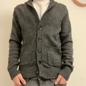 Grå kofta  - Tvär skön kofta, den är knappt använd och är top skick👌pris kan diskuteras vid snabb affär. Skriv om du har frågor