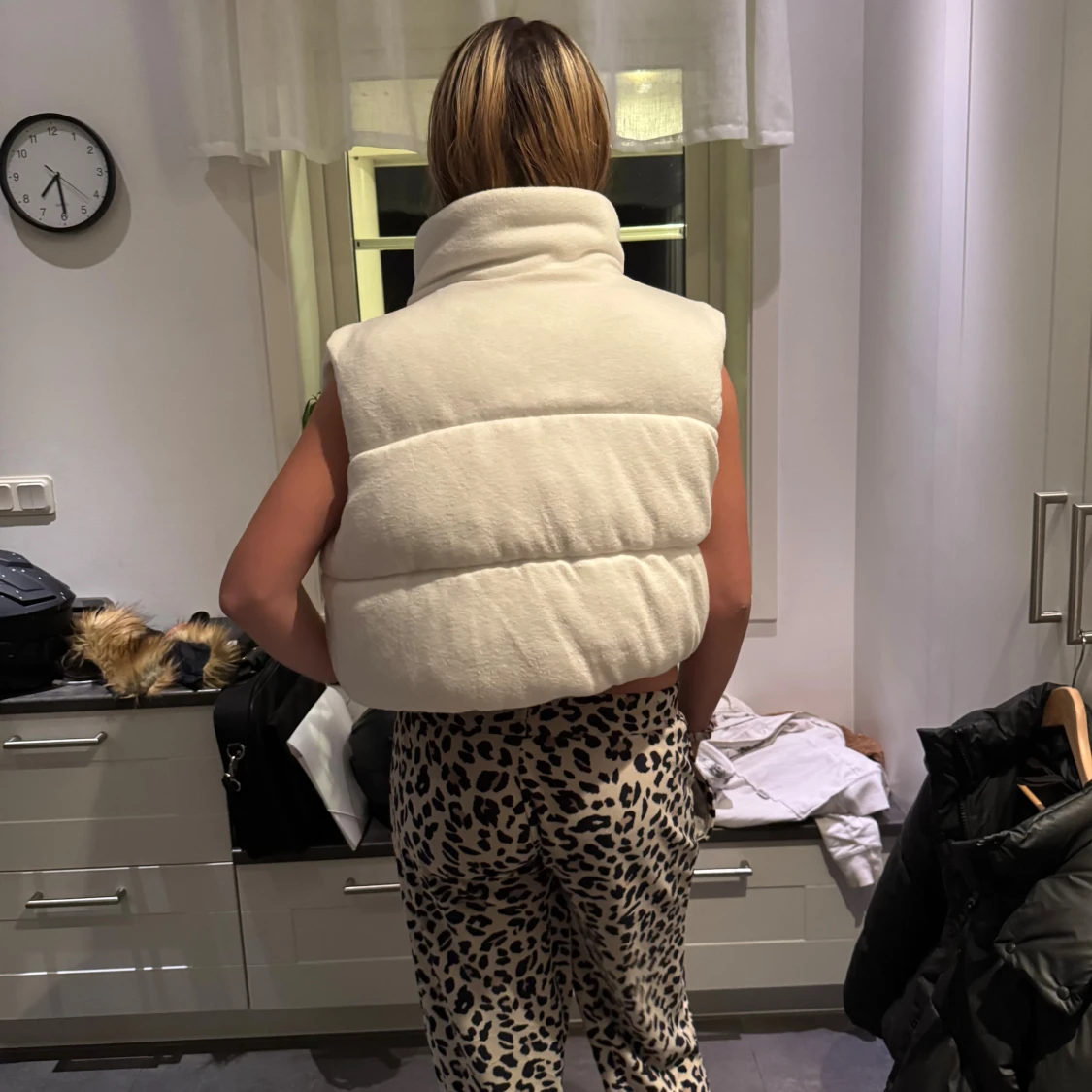 Vit croppad dunväst med hög krage - 2