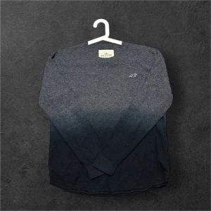 Hollister Crewneck - Riktigt snygg vintage crewneck som är perfekt för dig som vill sticka ut lite extra, väldigt bra skick, storlek M. Pris är ej hugget i sten😊