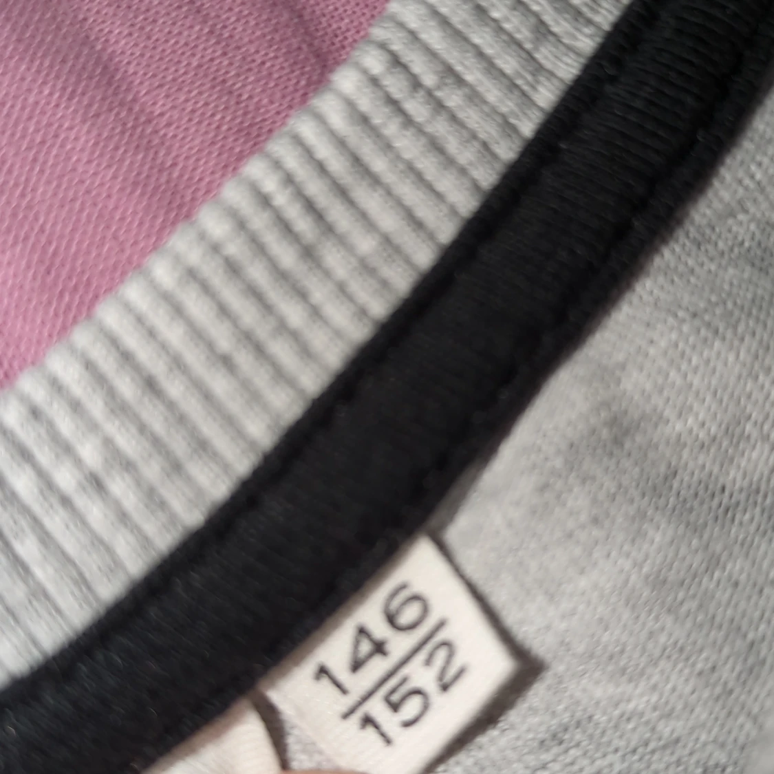 Grå sweatshirt med coolt tryck KappAhl - 1