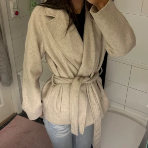 Beige kappa - Beige kappa från Vero Moda