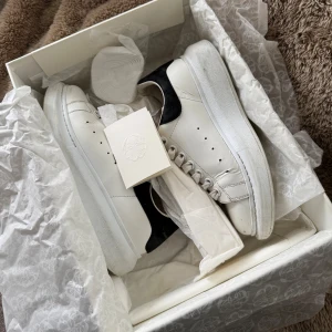 Alexander mcqueen sneakers 35 - Alexander McQueen oversize sneaker storlek 35, större i storleken och passar 35 2/3 - 36. Använda men i fint skick (se bilder).  Kvitto från Miinto.se skickas via Mail i samband med köp. 