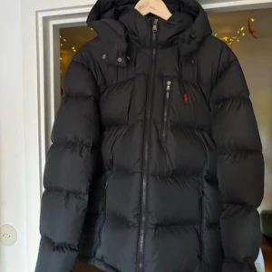 Polo Ralph Lauren Jack - Hej! Säljer min Ralph Lauren jacka då jag har köpt en ny för vintern  Jackan är i princip nyskick, inga skador eller märken 