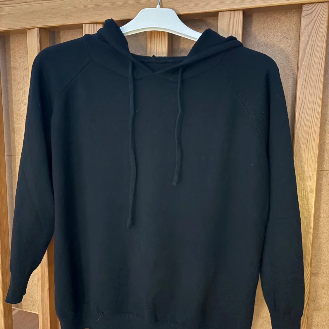 Svart stickad hoodie  - 1