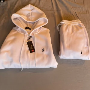 Polo Ralph Lauren tracksuit - Säljer en fet Ralph Lauren tracksuit🔥 Den är helt ny men säljs för att storleken var fel. Kunde inte skickas tillbaks eftersom att Garantin gått ut.🤦‍♂️            Helt oanvänd och inget fel på den, nypriset ligger på typ 2k köpt på rea💯     Skriv om du är intresserad av tröjan eller byxorn, kan tänka mig att sälja separat🤝