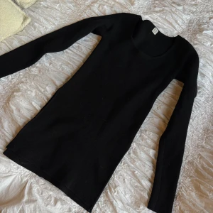 Toteme - Säljer denna tröjan med slits på båda sidorna från Toteme. Strl xxs 