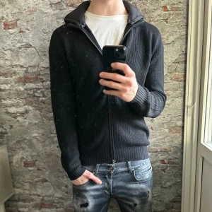 Gran Sasso Cardigan  - Mycket fint skick, inga defekter. Storlek 50/M passar dig som är mellan 180-185cm ungefär. Nypris ca 5000kr. Modellen är 185 cm, 79 kg. Passar bra nu till vintern. Skriv för mer information!🤝