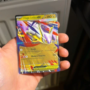Mega Latias EX - Mega Latias EX är ett glittrande och kraftfullt samlarkort från Pokémon Trading Card Game. Perfekt för dig som älskar att samla, spela och byta Pokémonkort! Kortet har cool design och starka attacker som gör det till ett måste för både nya och erfarna samlare.