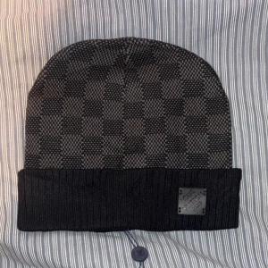 L mössa svart - Helt nya oanvända bälten i olika märken, modeller och färger! Kommer bra packat samt med ett litet verktyg som du enkelt kan göra hål med ifall du skulle behöva det. Vi postar allas ordrar inom 24h för att du ska få ditt paket så fort som möjligt! Använd helst instabox men PostNord funkar också! 