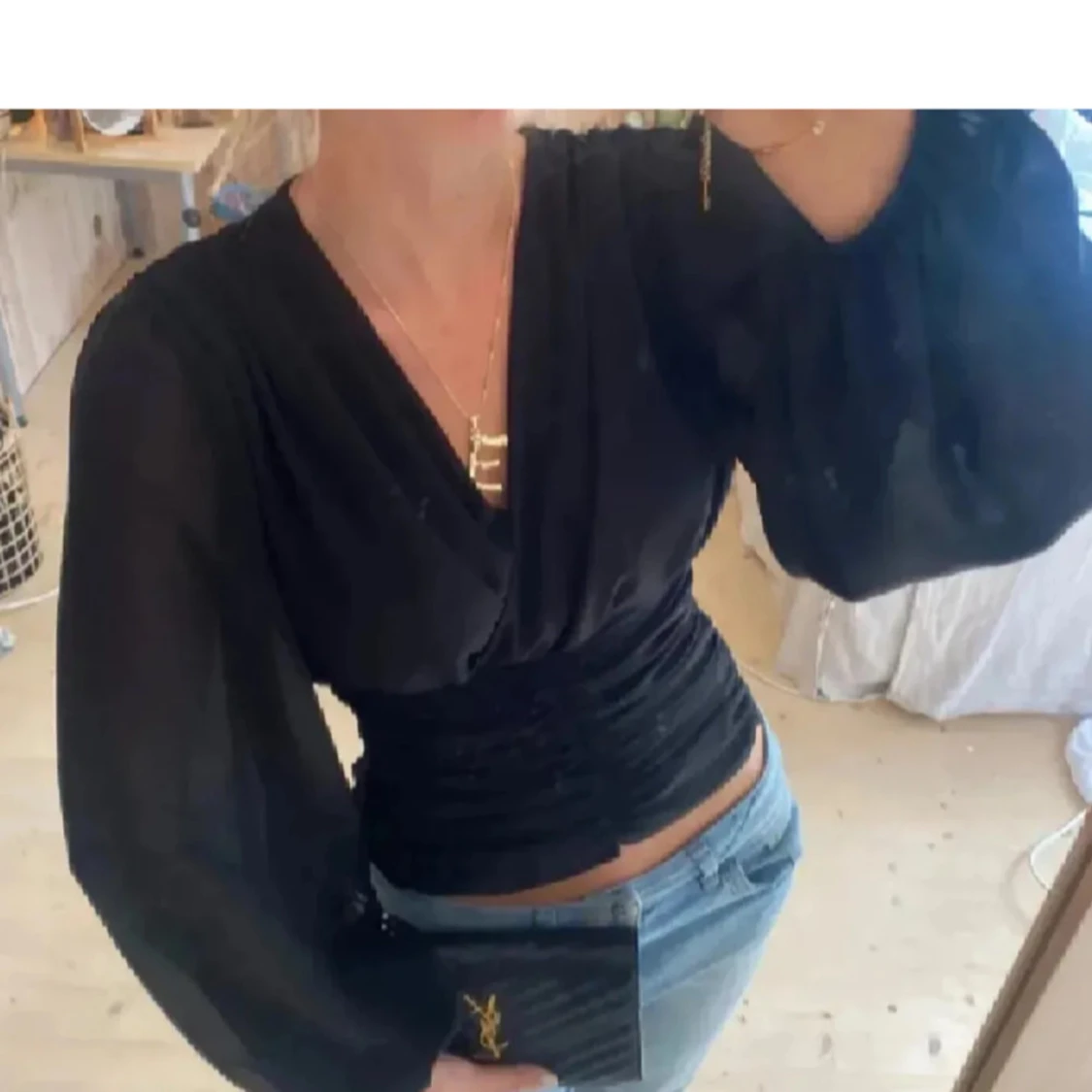 Svart omlottblus med vida ärmar