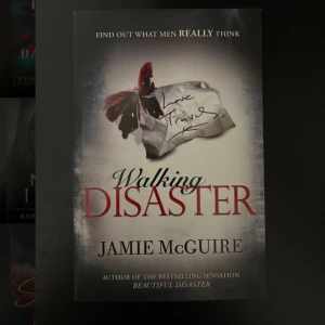 Walking Disaster - Upptäck vad män verkligen tänker i denna spännande bok av Jamie McGuire, författaren bakom Beautiful Disaster. Perfekt för dig som gillar romantik och dramatiska berättelser om kärlek och relationer.