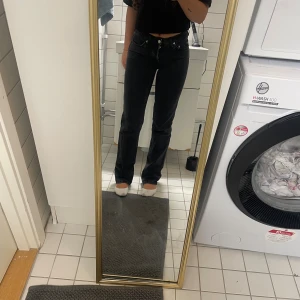 Jeans - Lågmidjade svarta straight jeans som är ”washed”. De är i storlek XS men passar även S