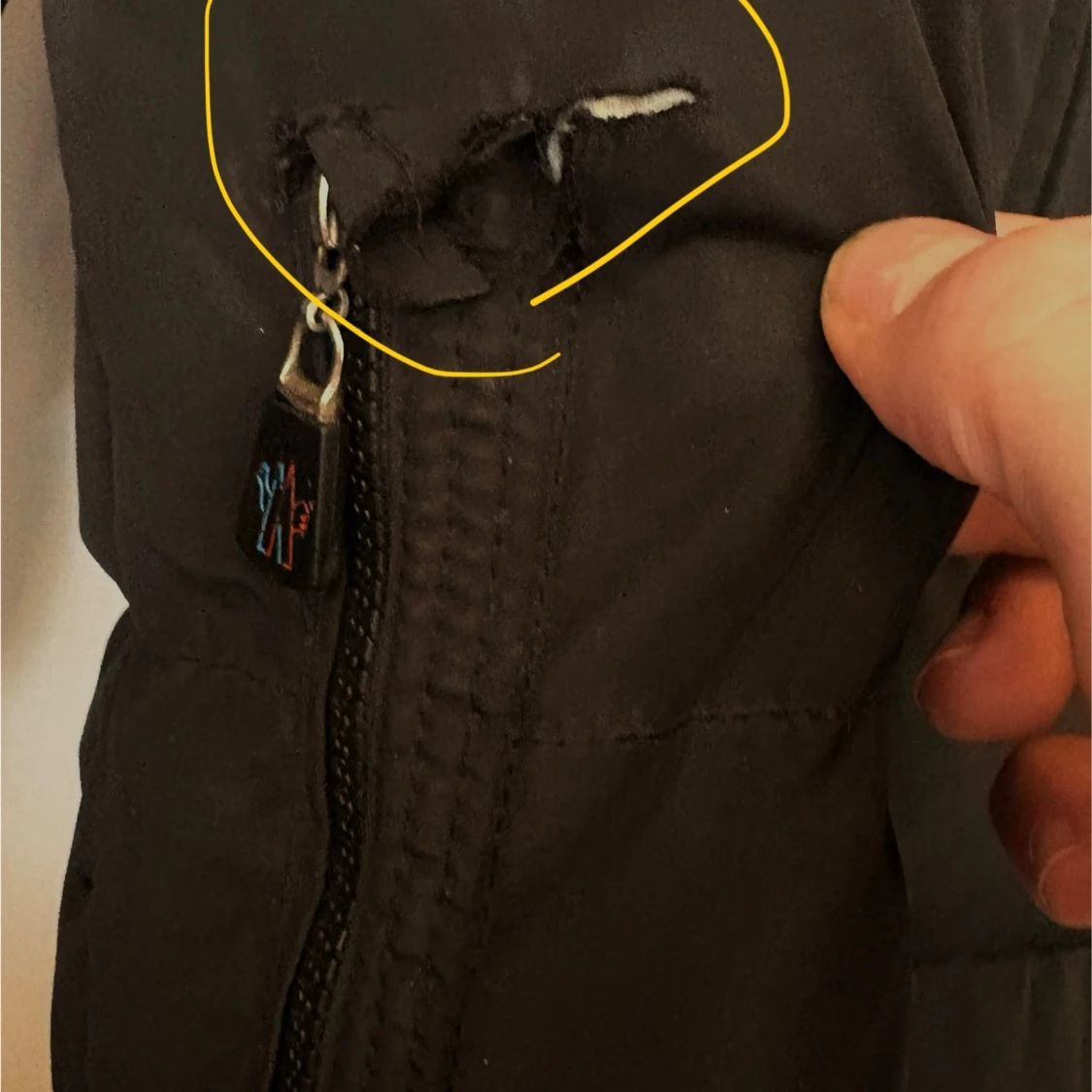 Svart Moncler dunjacka med päls - 3