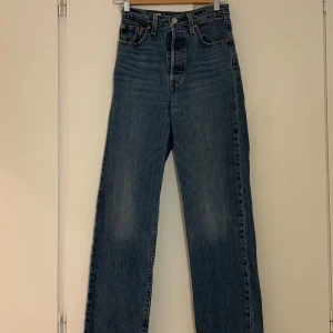 Mörkblåa Levi's jeans  - Mörkblå Levi’s jeans som är högmidjade och raka i benen. Töjs lite efter att man har haft på sig de. 